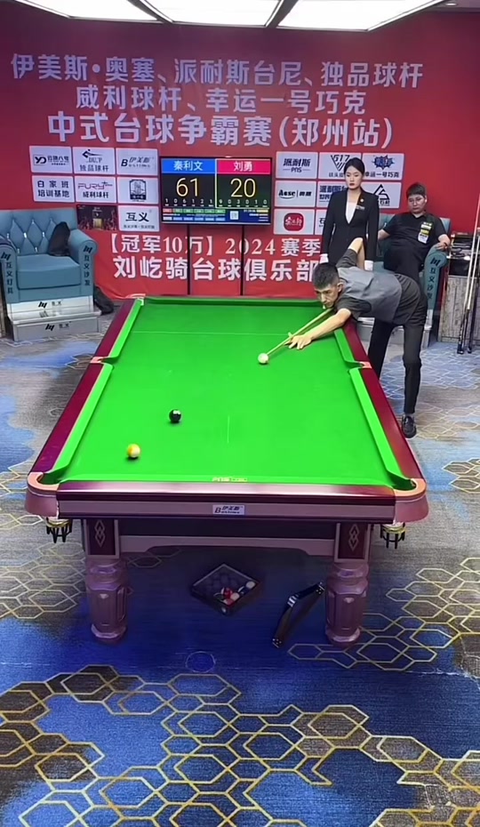 她在采访中 她在采访中